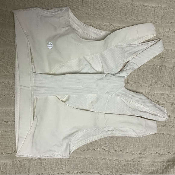 NWOT lululemon sports bra - Picture 2 of 3